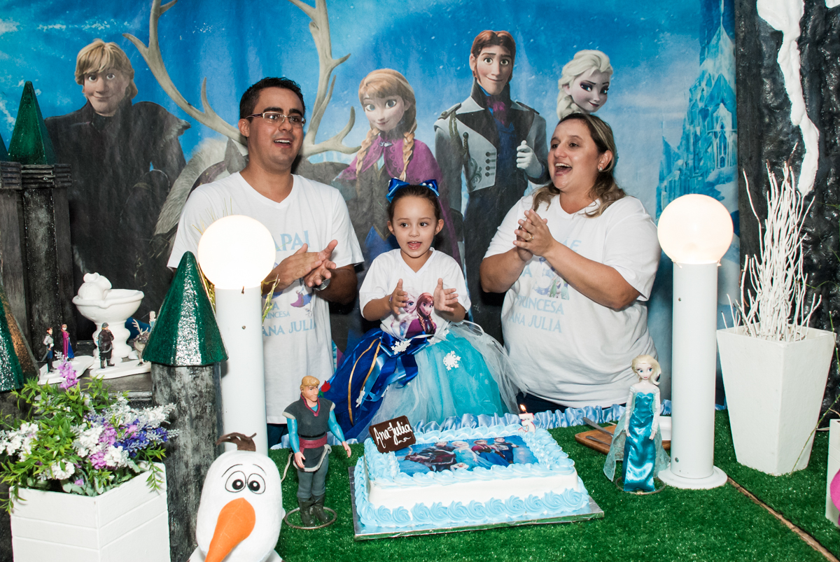 parabéns animado no Buffet Fábrica da Alegria Morumbi, anieversário de Ana Julia 3 anos, tema da festa Frozen
