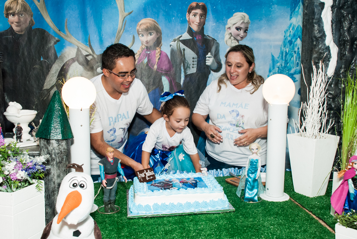 soprando a vela do bolo no Buffet Fábrica da Alegria Morumbi, anieversário de Ana Julia 3 anos, tema da festa Frozen