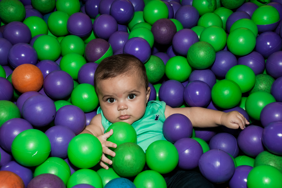 brincando na piscina de bolinhas no Buffet Fábrica da Alegria Morumbi, anieversário de Ana Julia 3 anos, tema da festa Frozen