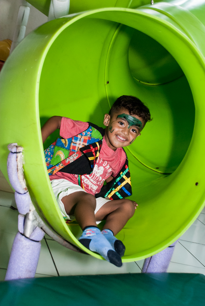 descendo no escorregador no Buffet Fábrica da Alegria Morumbi, anieversário de Ana Julia 3 anos, tema da festa Frozen