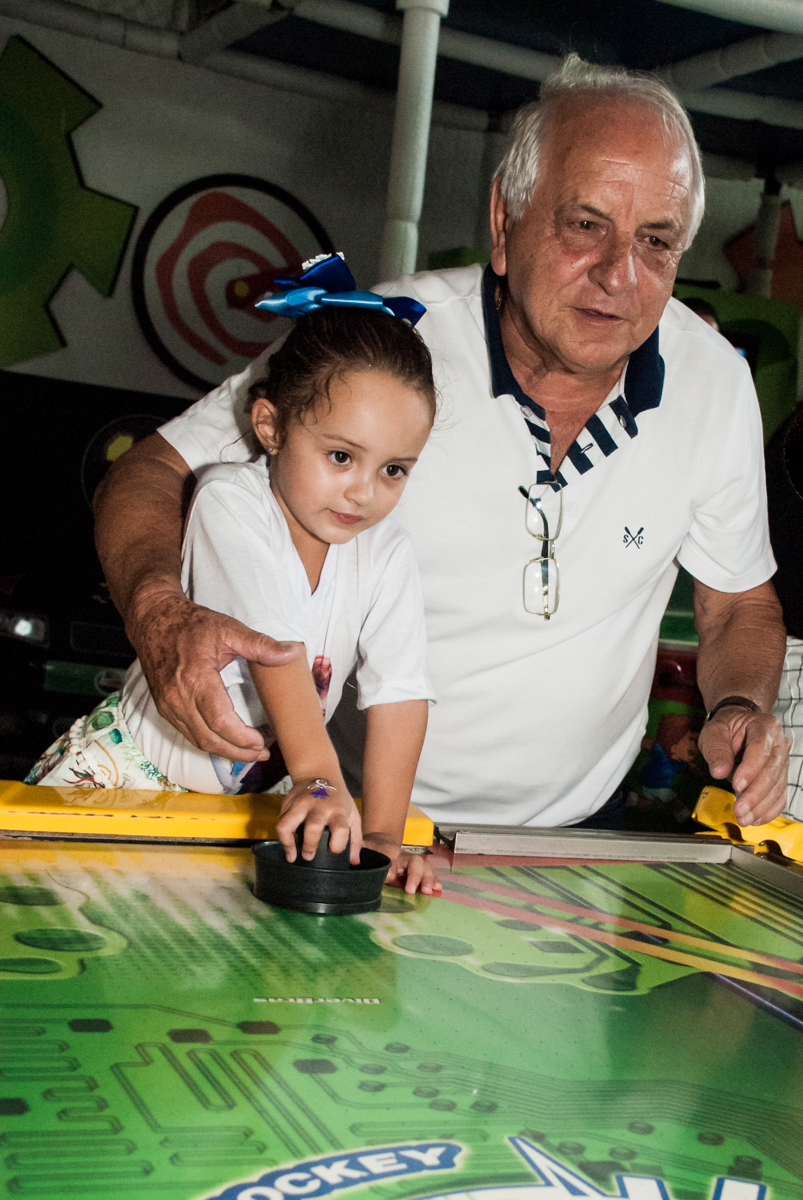jogando futebol com o vovô no Buffet Fábrica da Alegria Morumbi, anieversário de Ana Julia 3 anos, tema da festa Frozen