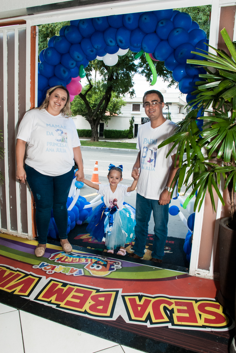 entrada da família no Buffet Fábrica da Alegria Morumbi, anieversário de Ana Julia 3 anos, tema da festa Frozen