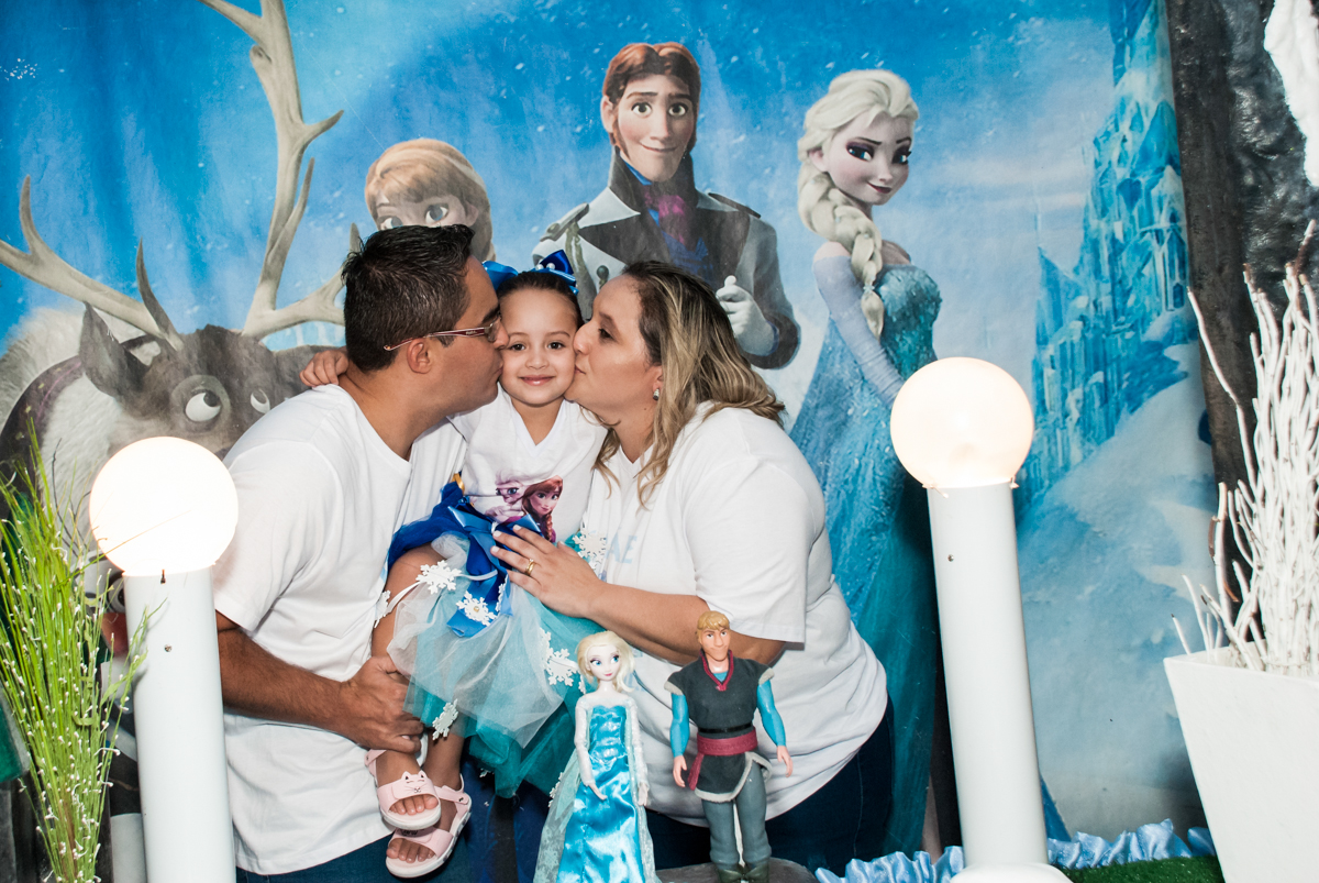beijo sanduiche na aniversariante no Buffet Fábrica da Alegria Morumbi, anieversário de Ana Julia 3 anos, tema da festa Frozen