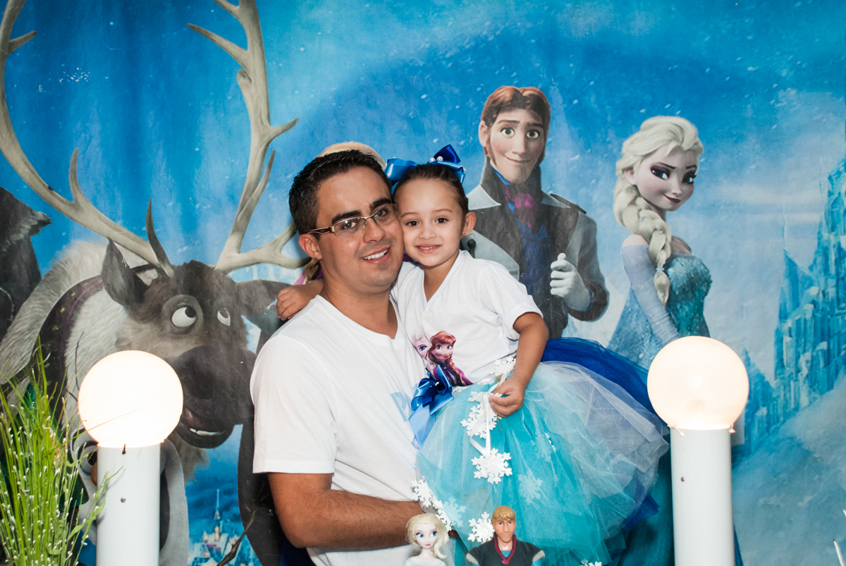 foto pai e filha no Buffet Fábrica da Alegria Morumbi, anieversário de Ana Julia 3 anos, tema da festa Frozen