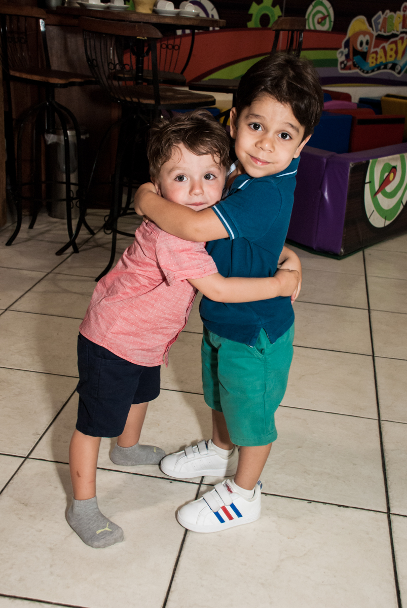 recebendo o amigo para a festa no Buffet Fábrica da Alegria, Osasco, São Paulo, aniversario de Carlos Eduardo 7 e Davi Lucas 3 anos, tema da festa Os Vingadores