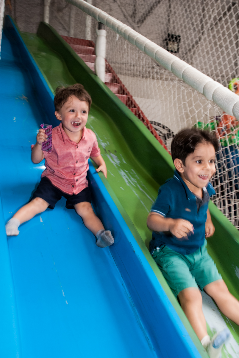 escorregador divertido no Buffet Fábrica da Alegria, Osasco, São Paulo, aniversario de Carlos Eduardo 7 e Davi Lucas 3 anos, tema da festa Os Vingadores
