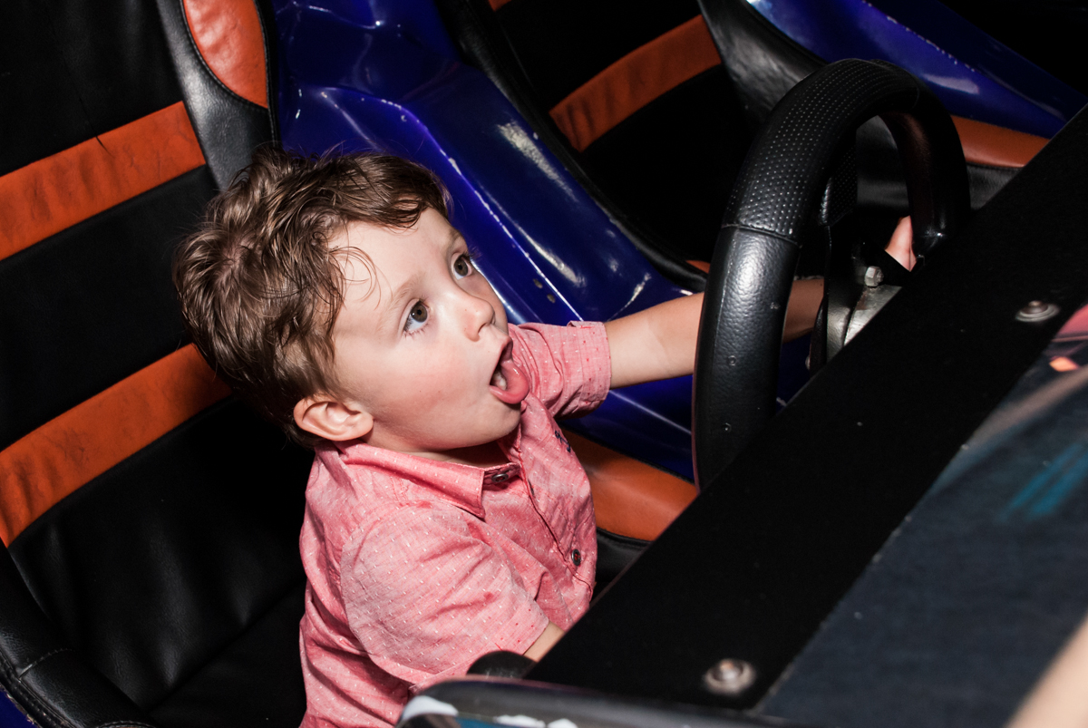 brincando no simulador de corridas no Buffet Fábrica da Alegria, Osasco, São Paulo, aniversario de Carlos Eduardo 7 e Davi Lucas 3 anos, tema da festa Os Vingadores