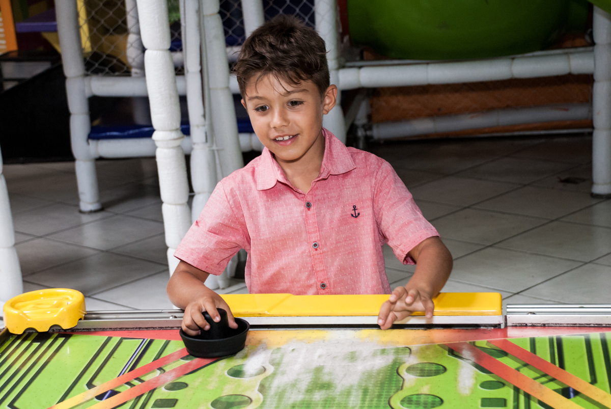 aniversariante também brinca no futebol de mesa no Buffet Fábrica da Alegria, Osasco, São Paulo, aniversario de Carlos Eduardo 7 e Davi Lucas 3 anos, tema da festa Os Vingadores