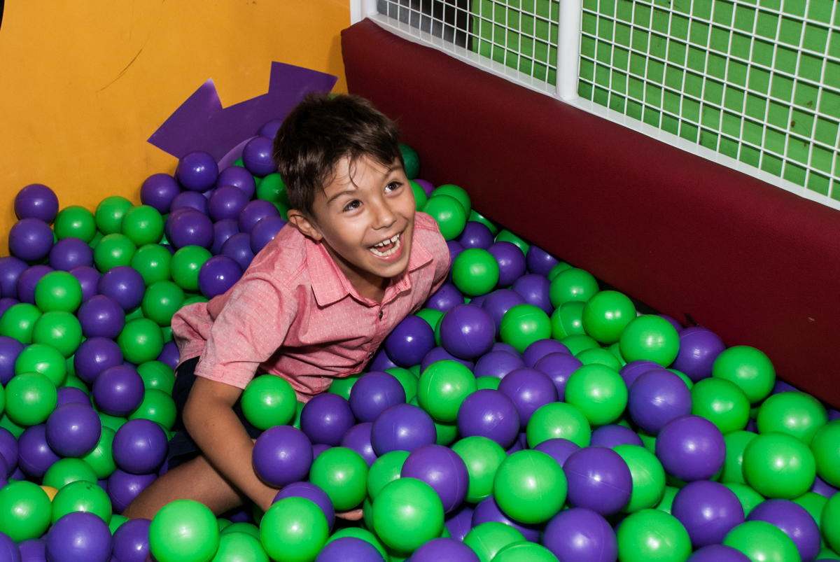 caindo na piscina de bolinhas no Buffet Fábrica da Alegria, Osasco, São Paulo, aniversario de Carlos Eduardo 7 e Davi Lucas 3 anos, tema da festa Os Vingadores