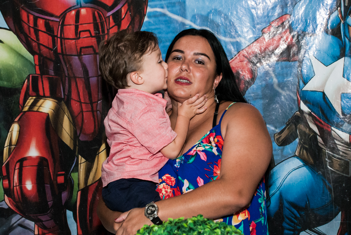beijo gostoso na tia no Buffet Fábrica da Alegria, Osasco, São Paulo, aniversario de Carlos Eduardo 7 e Davi Lucas 3 anos, tema da festa Os Vingadores