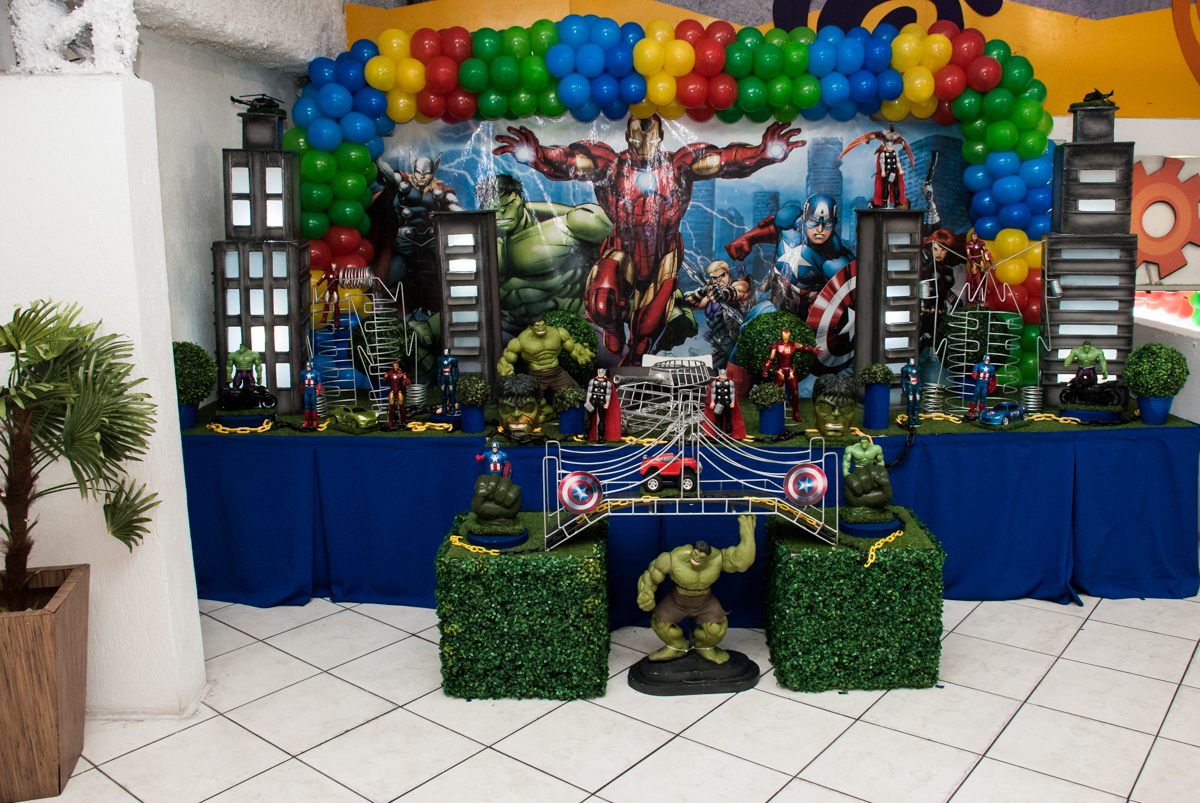 mesa decorada no Buffet Fábrica da Alegria, Osasco, São Paulo, aniversario de Carlos Eduardo 7 e Davi Lucas 3 anos, tema da festa Os Vingadores