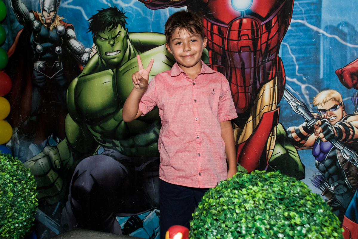posando para a foto no Buffet Fábrica da Alegria, Osasco, São Paulo, aniversario de Carlos Eduardo 7 e Davi Lucas 3 anos, tema da festa Os Vingadores