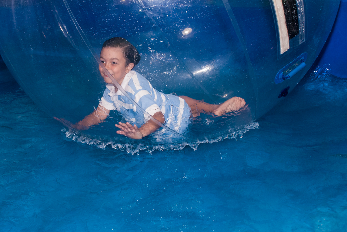 brincando no aqua play no Buffet Fábrica da Alegria, Osasco, São Paulo, aniversario de Carlos Eduardo 7 e Davi Lucas 3 anos, tema da festa Os Vingadores