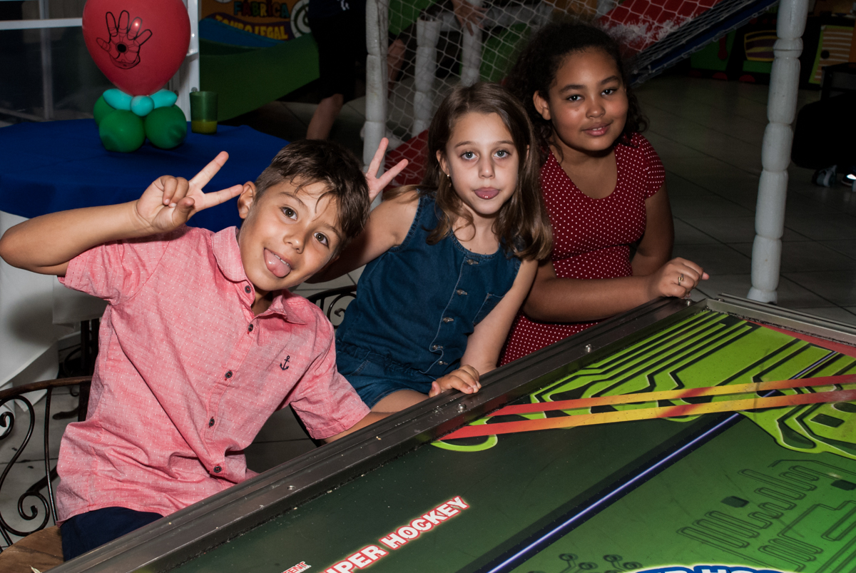 foto divertid com os amigos no Buffet Fábrica da Alegria, Osasco, São Paulo, aniversario de Carlos Eduardo 7 e Davi Lucas 3 anos, tema da festa Os Vingadores