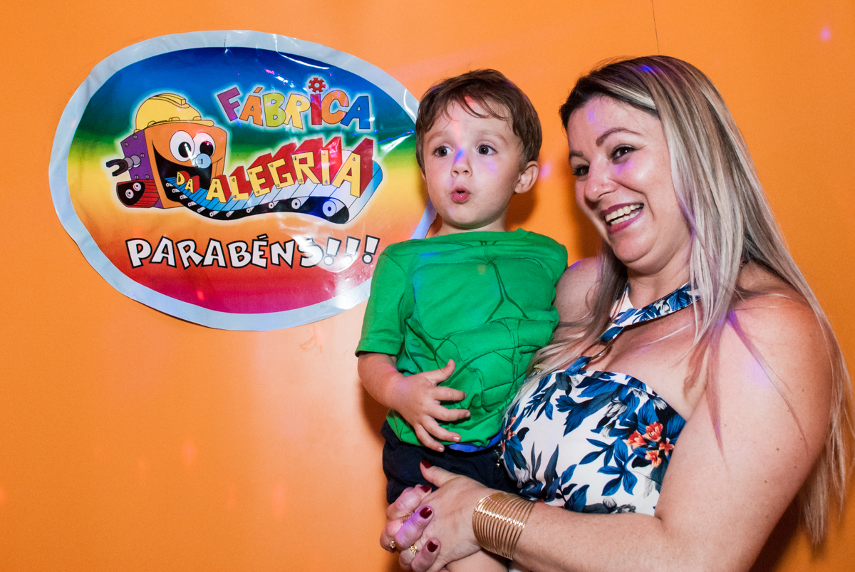 foto com a mamãe no Buffet Fábrica da Alegria, Osasco, São Paulo, aniversario de Carlos Eduardo 7 e Davi Lucas 3 anos, tema da festa Os Vingadores