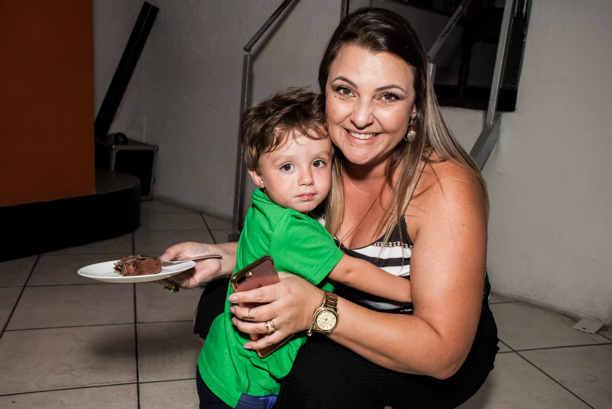 levando o primeiro pedaço de bolo para a tia no Buffet Fábrica da Alegria, Osasco, São Paulo, aniversario de Carlos Eduardo 7 e Davi Lucas 3 anos, tema da festa Os Vingadores