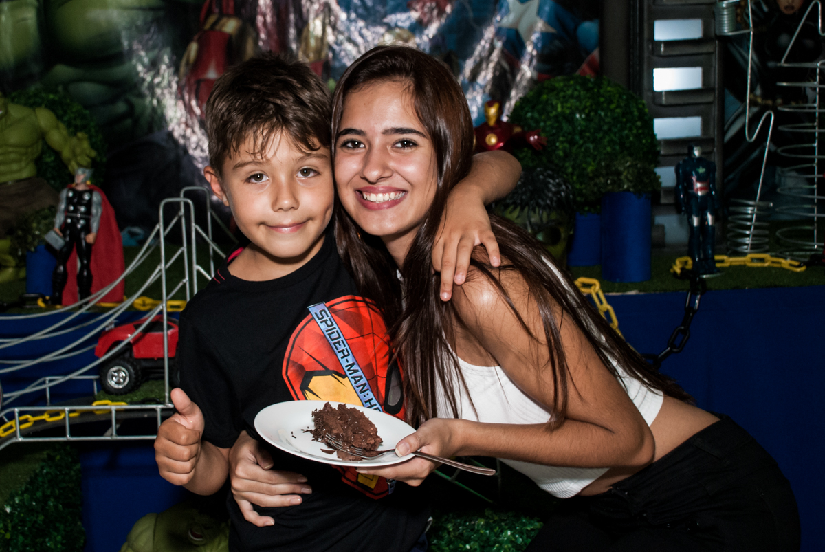 Abraço com a ganhadora do primeiro pedaço de bolo no Buffet Fábrica da Alegria, Osasco, São Paulo, aniversario de Carlos Eduardo 7 e Davi Lucas 3 anos, tema da festa Os Vingadores