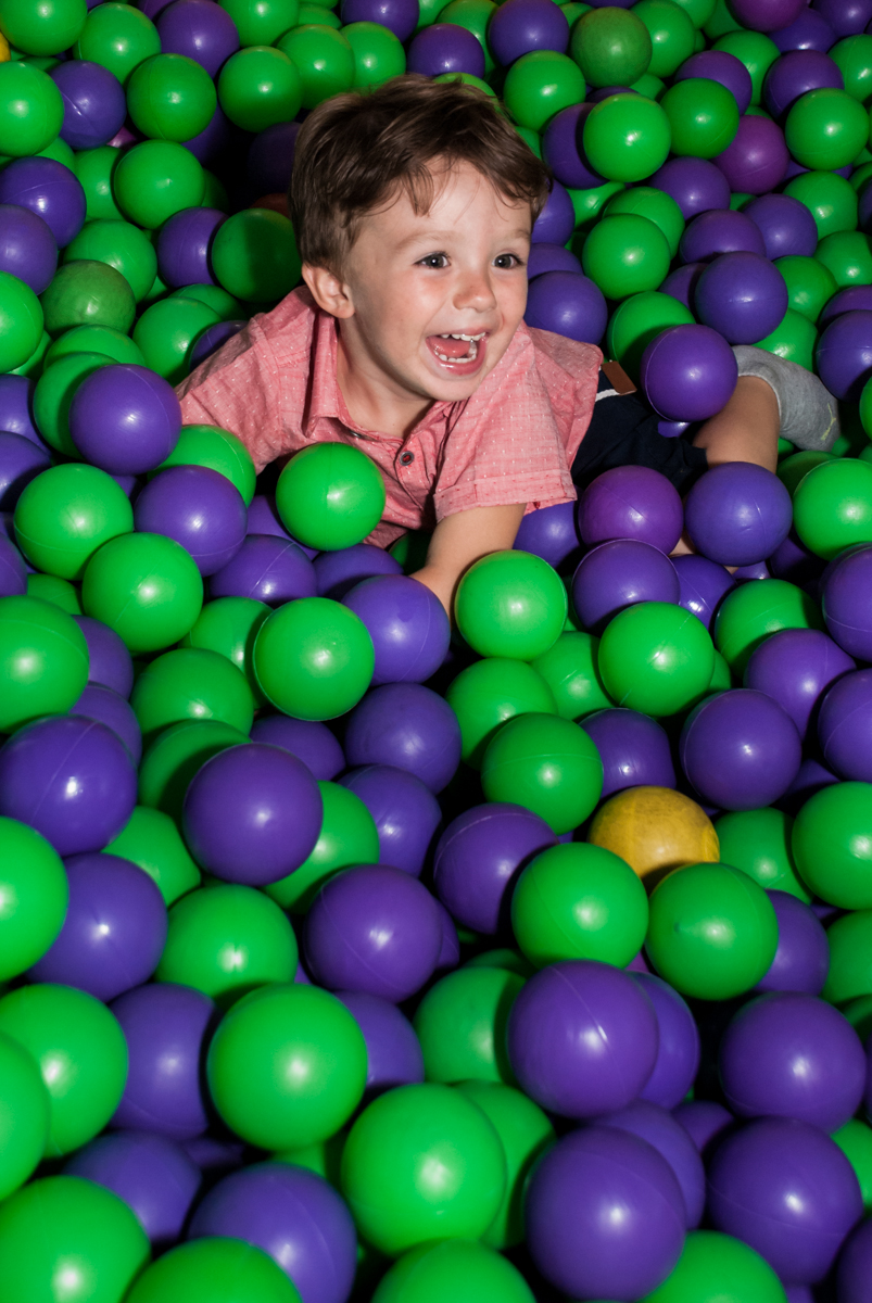 caindo na piscina de bolinhas no Buffet Fábrica da Alegria, Osasco, São Paulo, aniversario de Carlos Eduardo 7 e Davi Lucas 3 anos, tema da festa Os Vingadores