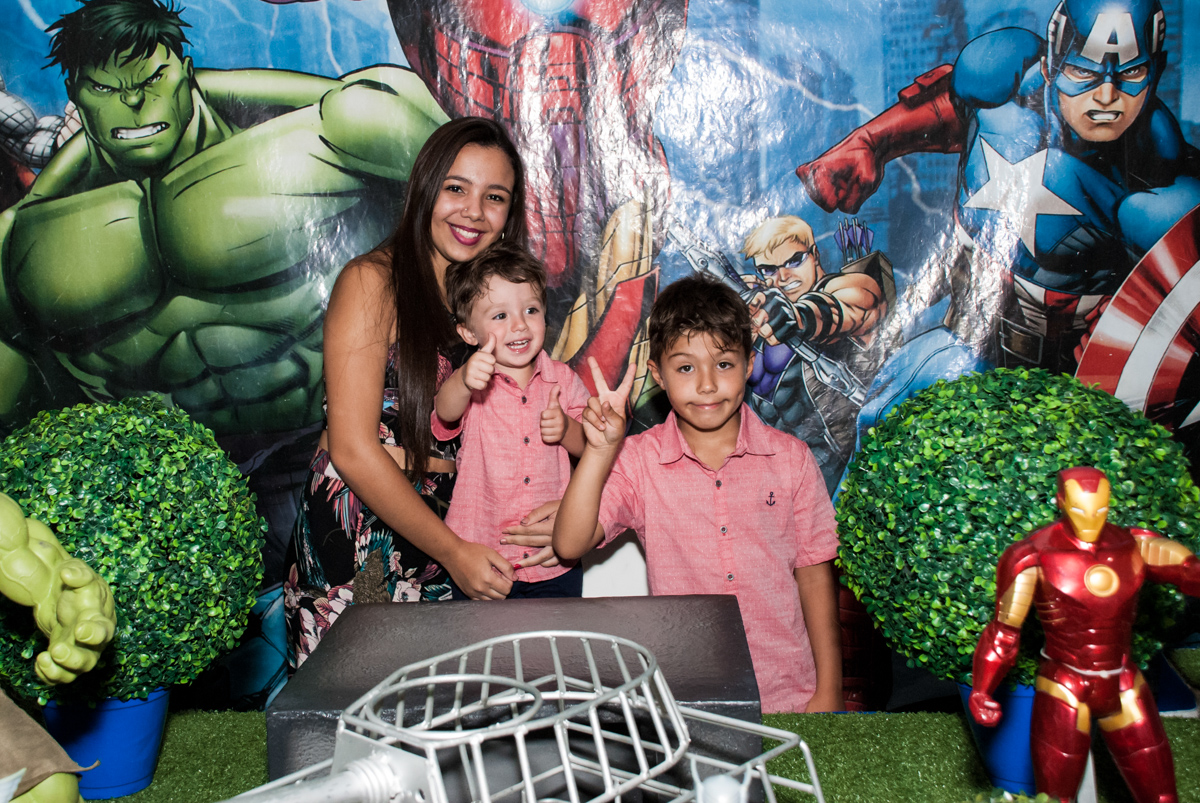 fotografia com a amiga no Buffet Fábrica da Alegria, Osasco, São Paulo, aniversario de Carlos Eduardo 7 e Davi Lucas 3 anos, tema da festa Os Vingadores