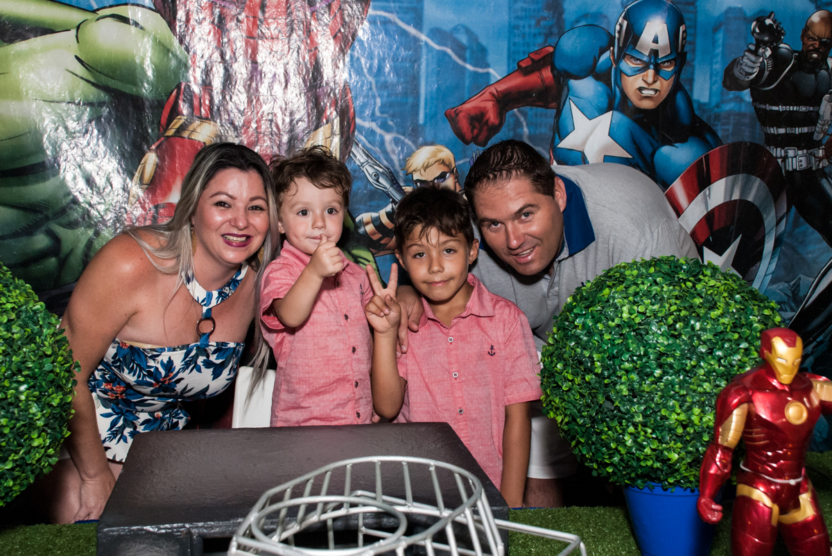 família feliz para a festa no Buffet Fábrica da Alegria, Osasco, São Paulo, aniversario de Carlos Eduardo 7 e Davi Lucas 3 anos, tema da festa Os Vingadores