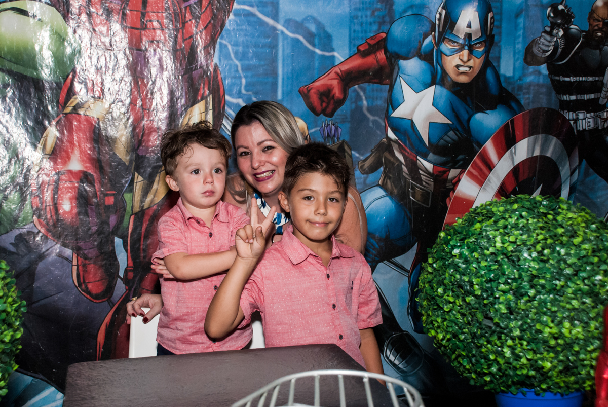 foto da mãe com os filhos no Buffet Fábrica da Alegria, Osasco, São Paulo, aniversario de Carlos Eduardo 7 e Davi Lucas 3 anos, tema da festa Os Vingadores