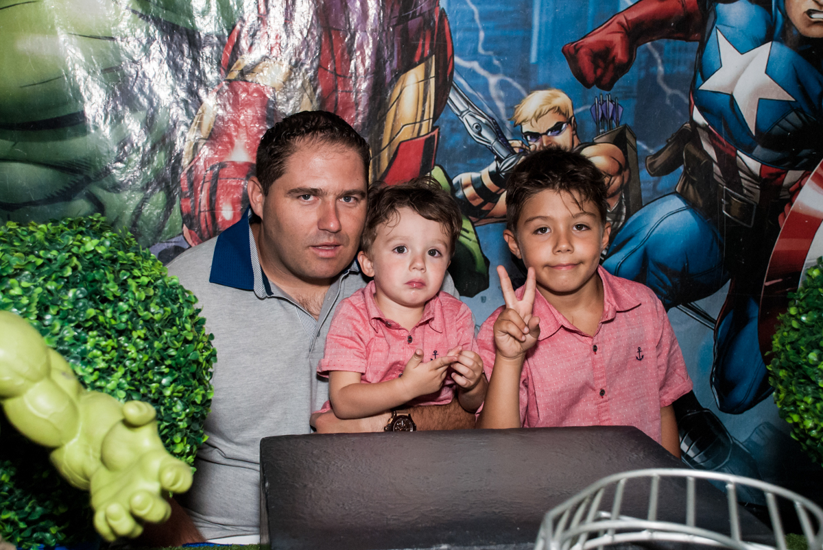 foto do pai com os filhos no Buffet Fábrica da Alegria, Osasco, São Paulo, aniversario de Carlos Eduardo 7 e Davi Lucas 3 anos, tema da festa Os Vingadores