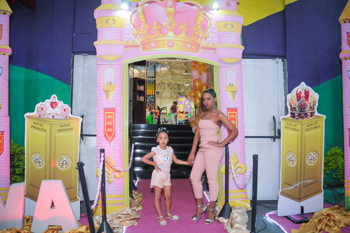 foto mãe e filha na fachada cinema no Buffet Fabrica da Alegria, Osasco, São Paulo, aniversário de Alanna 5 anos, tema da festa bonecas princesas
