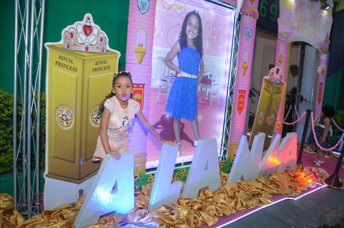 aniversariante na fachada cinema no Buffet Fabrica da Alegria, Osasco, São Paulo, aniversário de Alanna 5 anos, tema da festa bonecas princesas