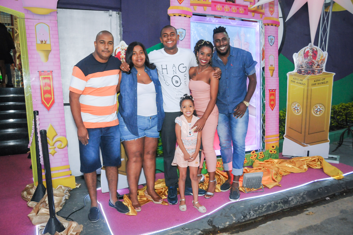 fotografia da família no Buffet Fabrica da Alegria, Osasco, São Paulo, aniversário de Alanna 5 anos, tema da festa bonecas princesas