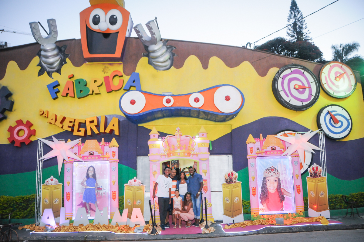 familia feliz com a festa no Buffet Fabrica da Alegria, Osasco, São Paulo, aniversário de Alanna 5 anos, tema da festa bonecas princesas