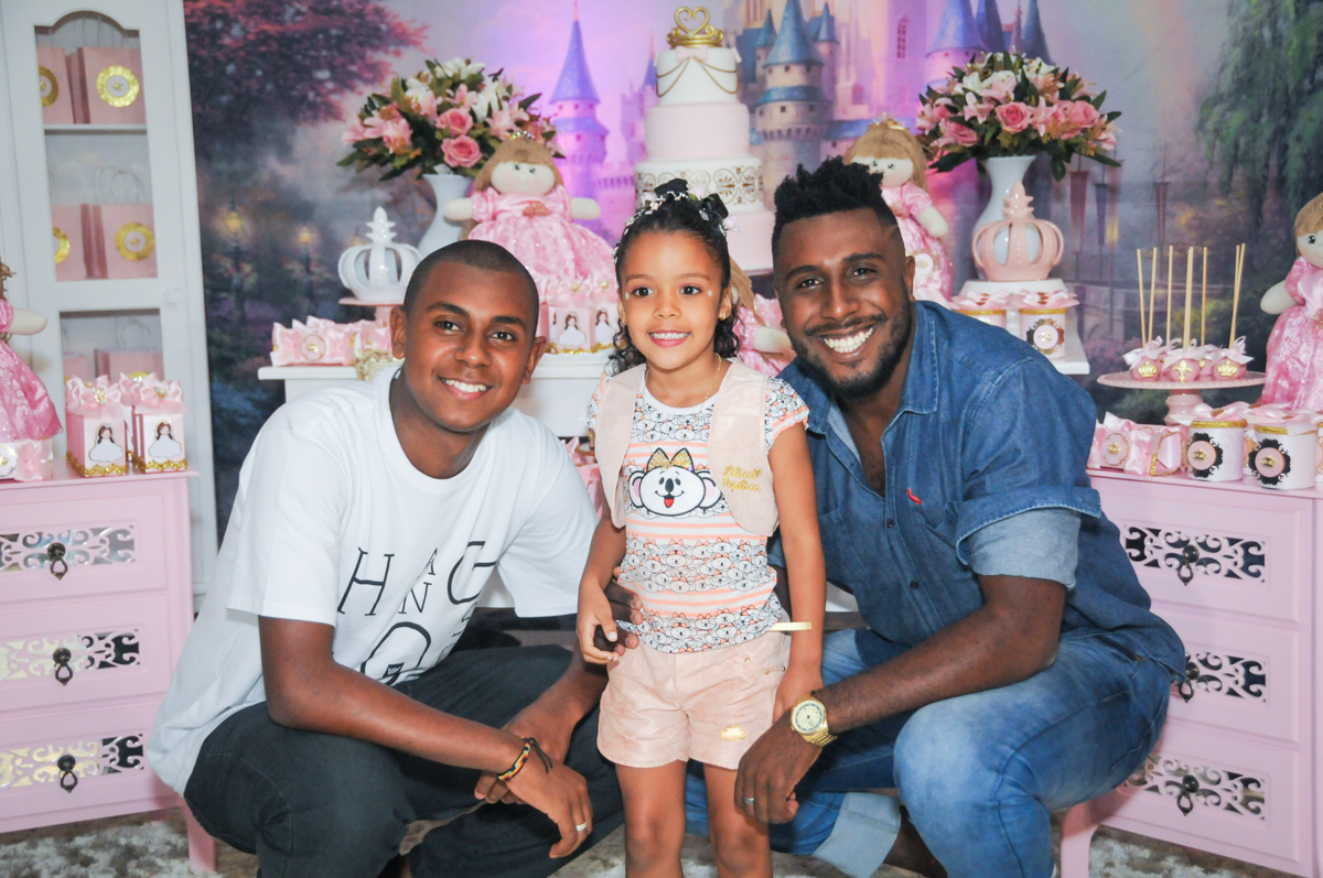 muita alegria com os tios no Buffet Fabrica da Alegria, Osasco, São Paulo, aniversário de Alanna 5 anos, tema da festa bonecas princesas