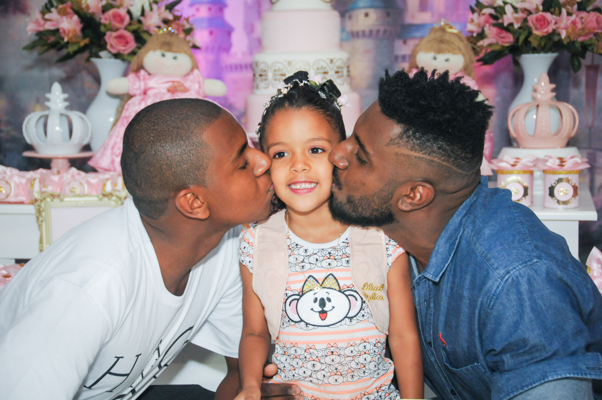 beijo sanduiche dos tios no Buffet Fabrica da Alegria, Osasco, São Paulo, aniversário de Alanna 5 anos, tema da festa bonecas princesas