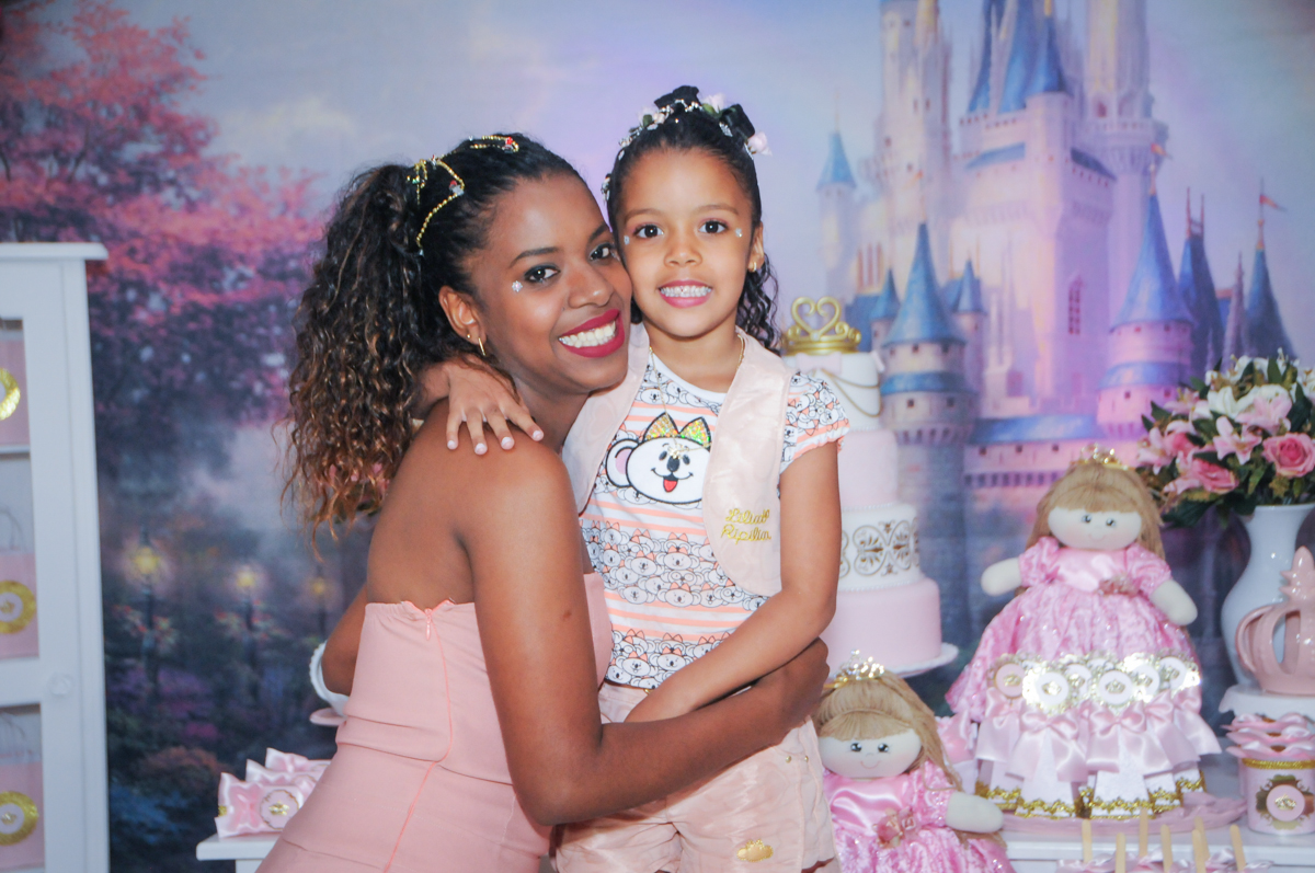 abraço da mamãe no Buffet Fabrica da Alegria, Osasco, São Paulo, aniversário de Alanna 5 anos, tema da festa bonecas princesas