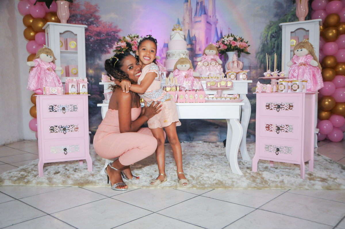 risos felizes na festa no Buffet Fabrica da Alegria, Osasco, São Paulo, aniversário de Alanna 5 anos, tema da festa bonecas princesas