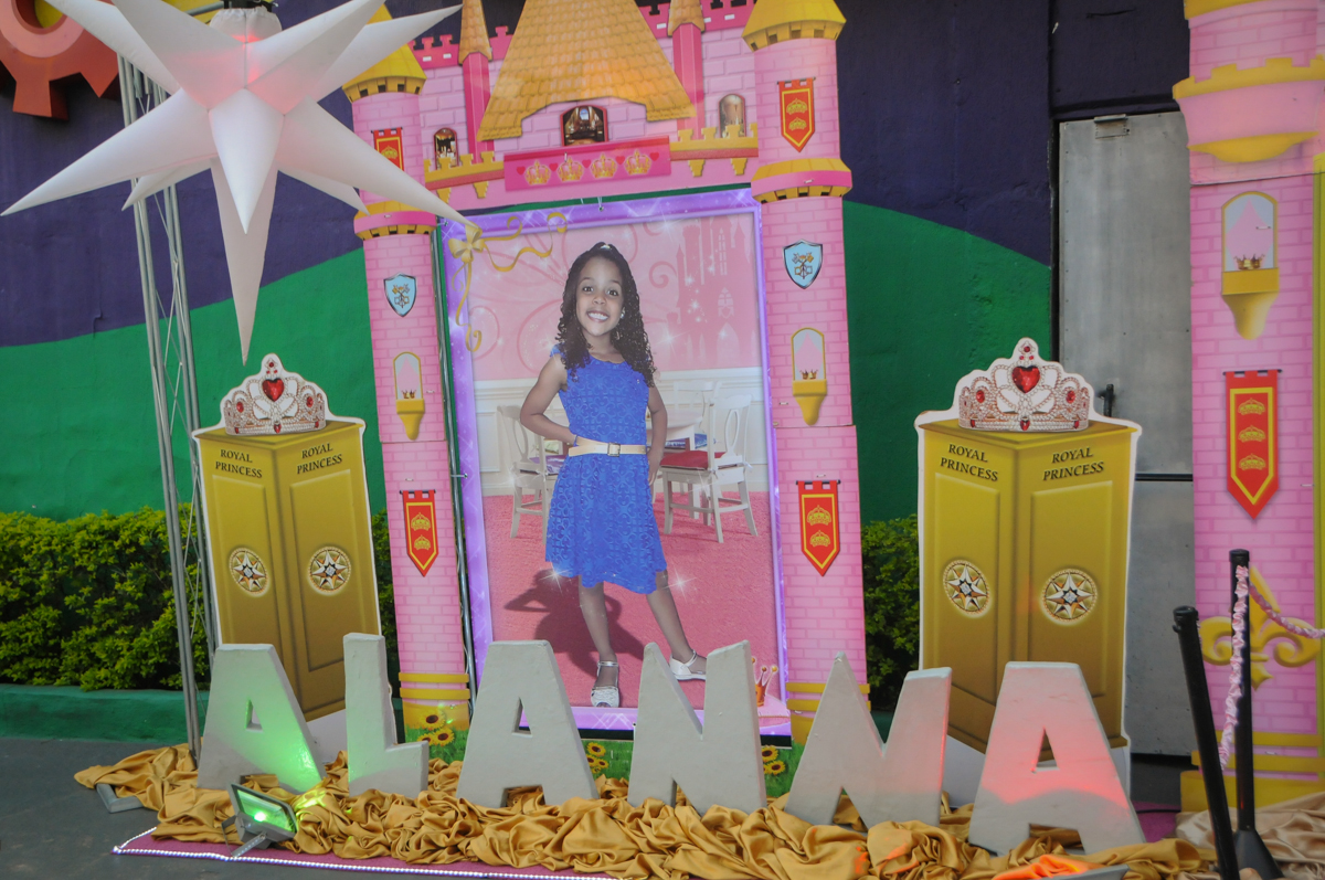Fachada cinema no Buffet Fabrica da Alegria, Osasco, São Paulo, aniversário de Alanna 5 anos, tema da festa bonecas princesas