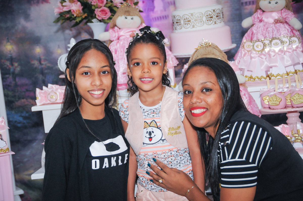 foto com as amigas no Buffet Fabrica da Alegria, Osasco, São Paulo, aniversário de Alanna 5 anos, tema da festa bonecas princesas