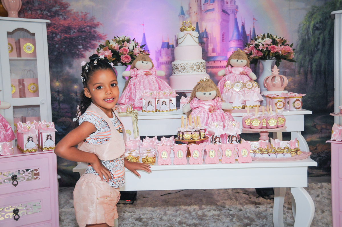 pose de princesa no Buffet Fabrica da Alegria, Osasco, São Paulo, aniversário de Alanna 5 anos, tema da festa bonecas princesas
