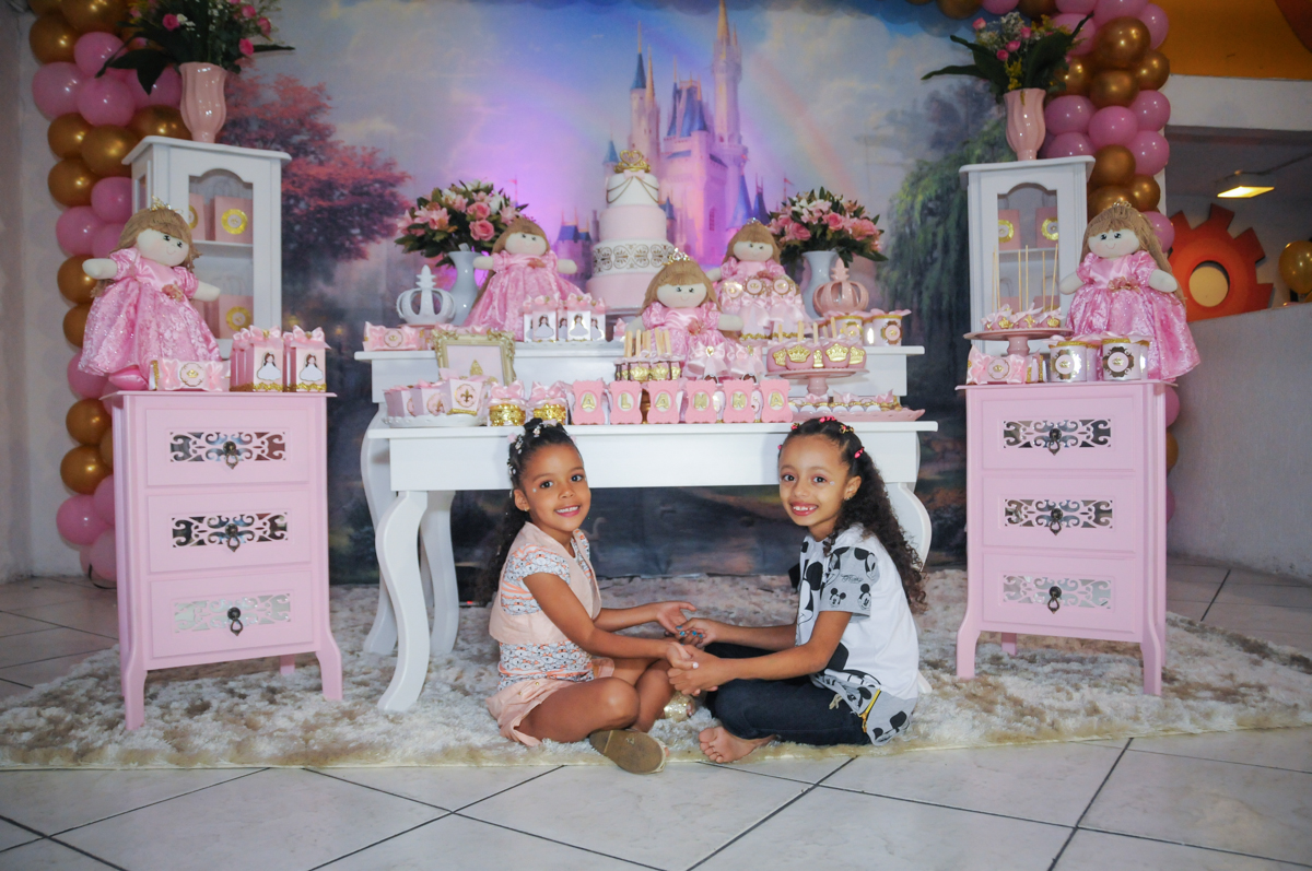 brincando com a amiga no Buffet Fabrica da Alegria, Osasco, São Paulo, aniversário de Alanna 5 anos, tema da festa bonecas princesas