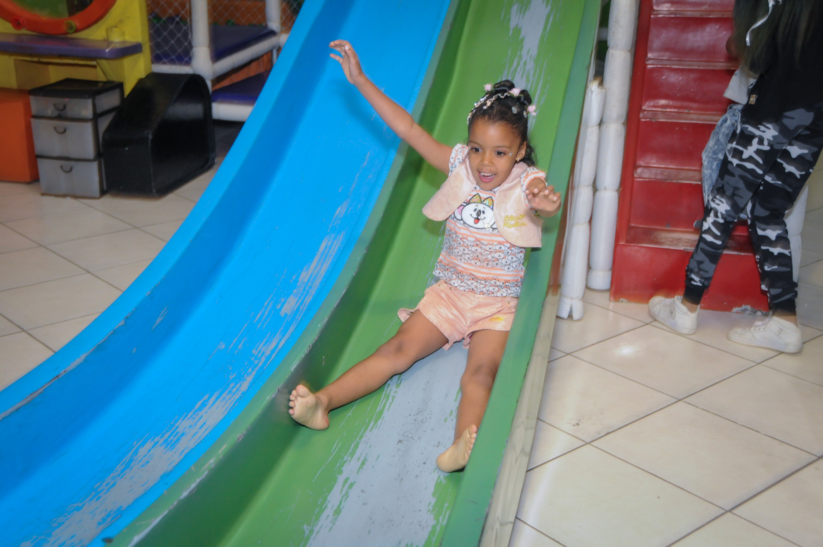 escorregador divertido no Buffet Fabrica da Alegria, Osasco, São Paulo, aniversário de Alanna 5 anos, tema da festa bonecas princesas