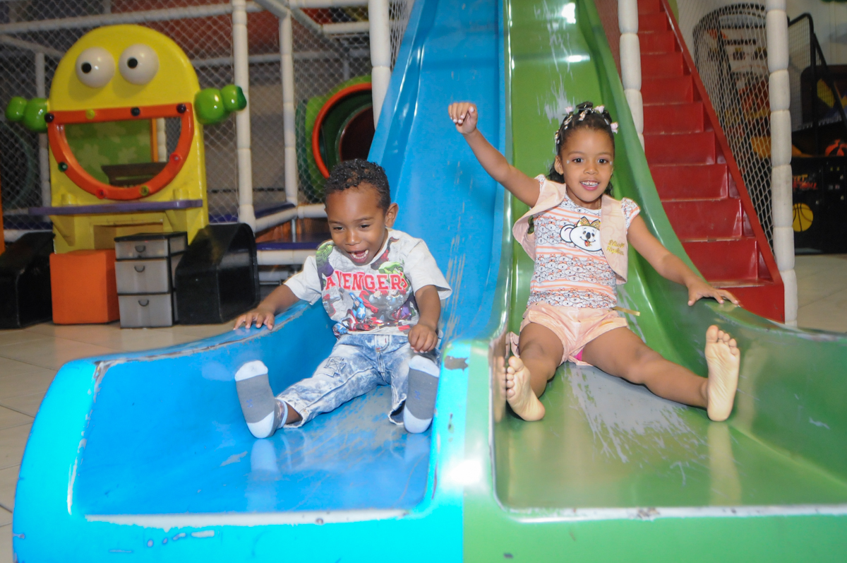 descendo no escorregador no Buffet Fabrica da Alegria, Osasco, São Paulo, aniversário de Alanna 5 anos, tema da festa bonecas princesas