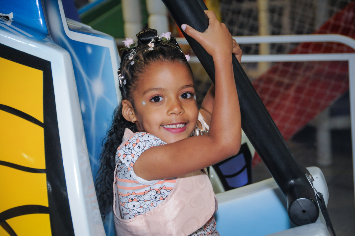diversão no brinquedo elevador no Buffet Fabrica da Alegria, Osasco, São Paulo, aniversário de Alanna 5 anos, tema da festa bonecas princesas