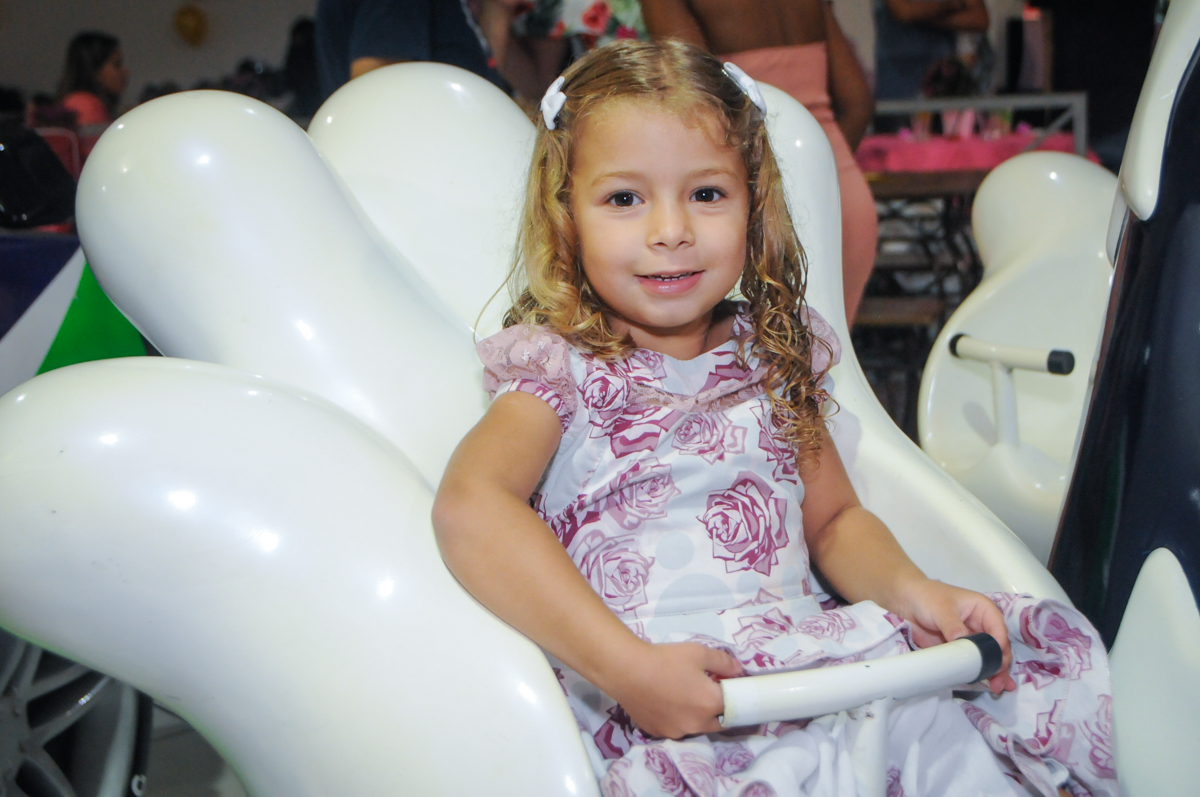 curtindo o brinquedo carrossel no Buffet Fabrica da Alegria, Osasco, São Paulo, aniversário de Alanna 5 anos, tema da festa bonecas princesas