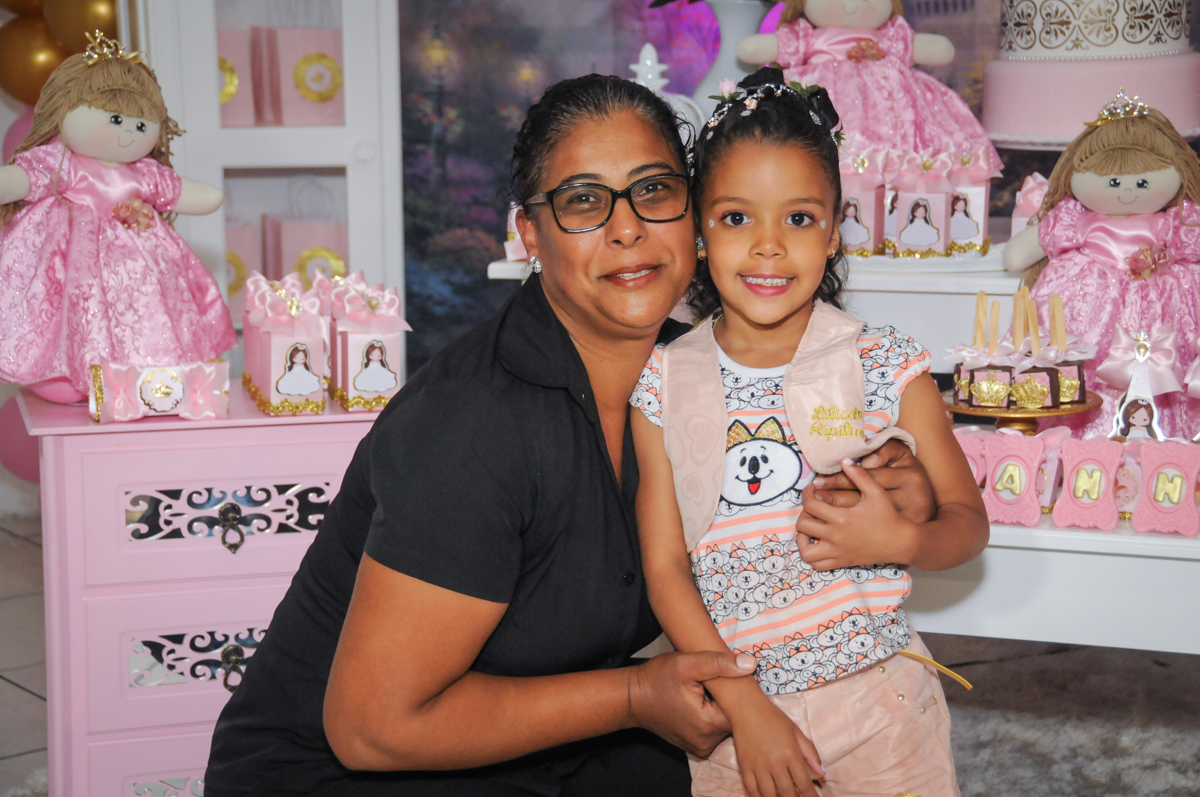 carinho da amiga no Buffet Fabrica da Alegria, Osasco, São Paulo, aniversário de Alanna 5 anos, tema da festa bonecas princesas