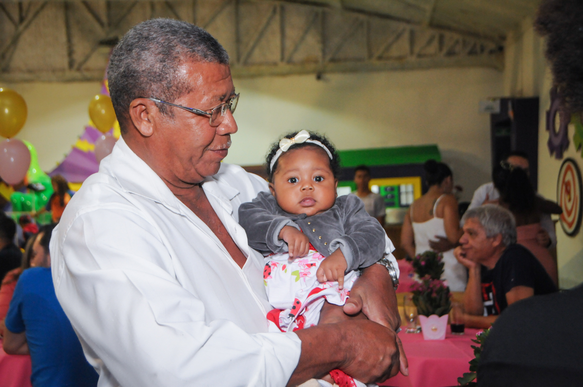 vevô feliz na festa no Buffet Fabrica da Alegria, Osasco, São Paulo, aniversário de Alanna 5 anos, tema da festa bonecas princesas
