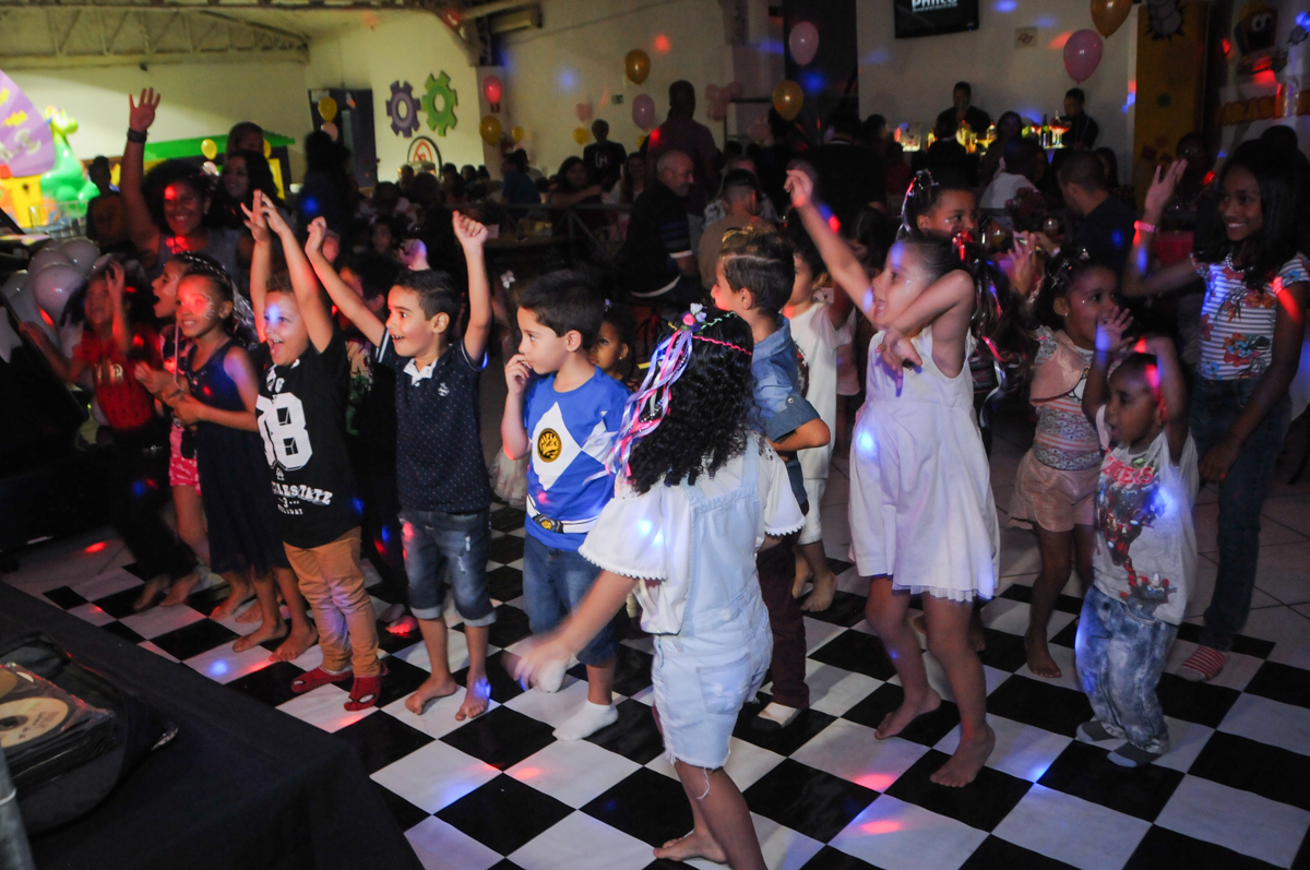 hora da balada no Buffet Fabrica da Alegria, Osasco, São Paulo, aniversário de Alanna 5 anos, tema da festa bonecas princesas