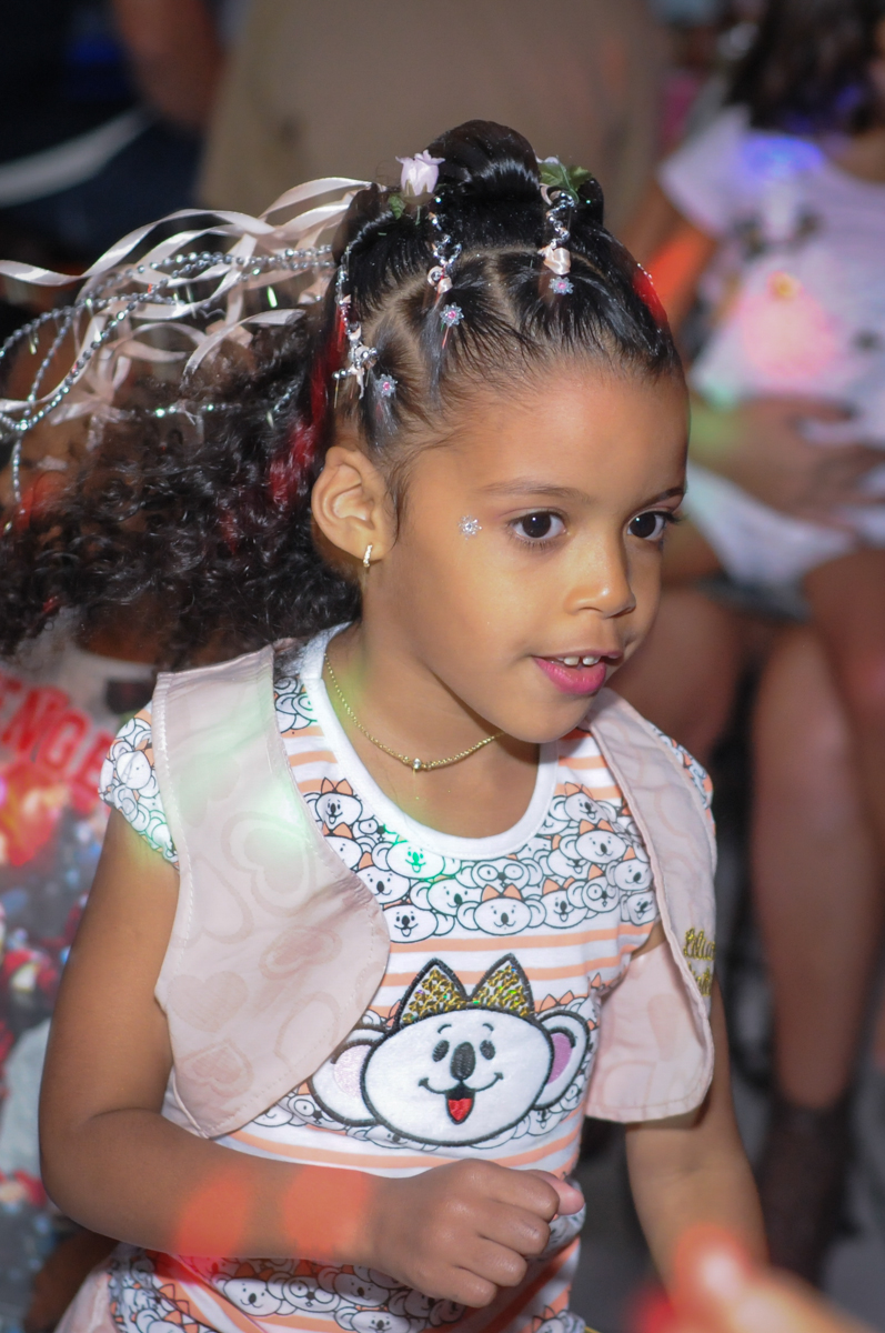 aniversariante curte a balada no Buffet Fabrica da Alegria, Osasco, São Paulo, aniversário de Alanna 5 anos, tema da festa bonecas princesas