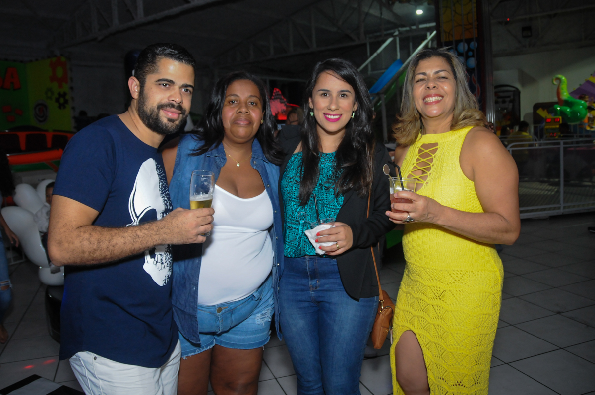 os adultos também cai na balada no Buffet Fabrica da Alegria, Osasco, São Paulo, aniversário de Alanna 5 anos, tema da festa bonecas princesas