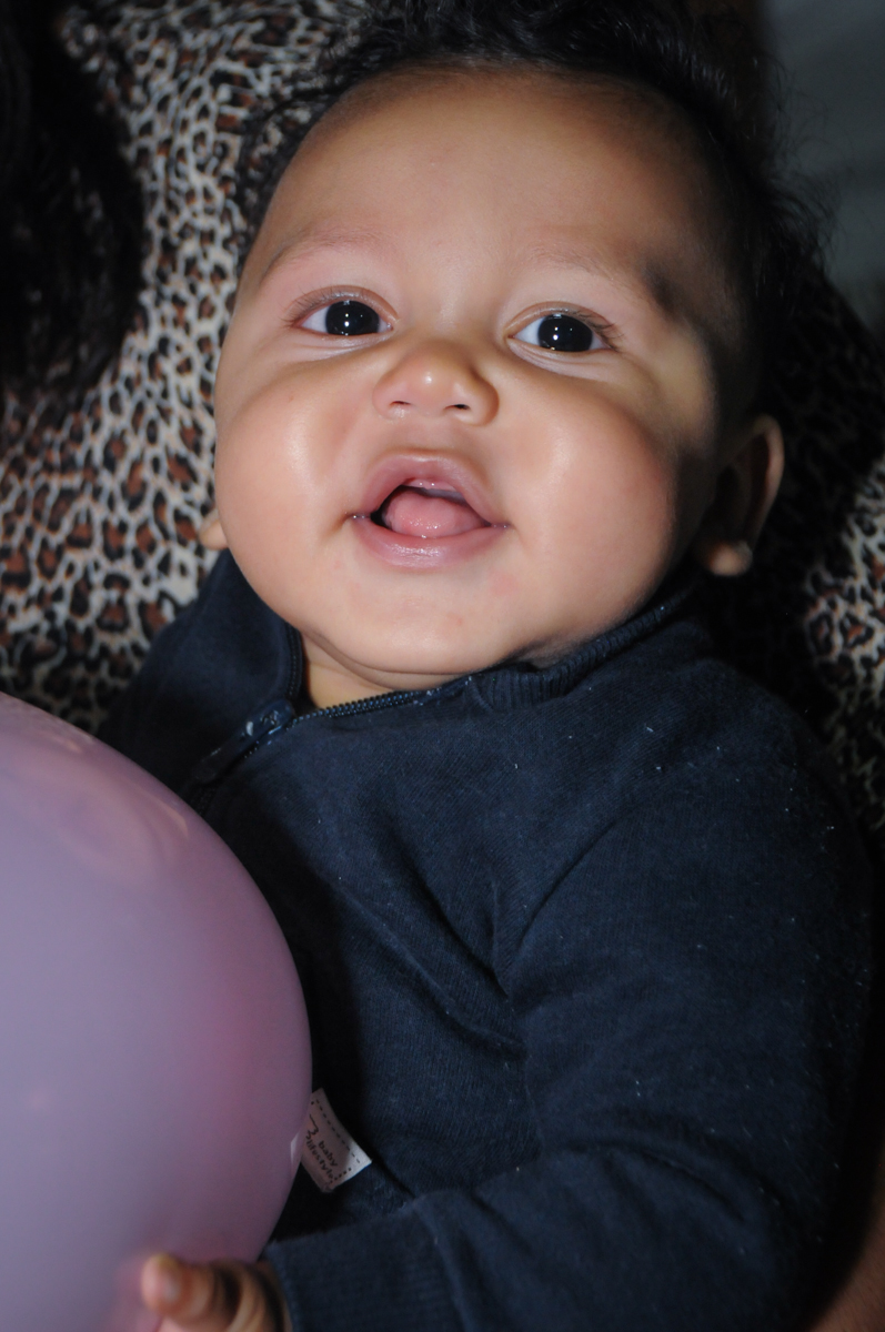 o bebê brinca com o balão no Buffet Fabrica da Alegria, Osasco, São Paulo, aniversário de Alanna 5 anos, tema da festa bonecas princesas