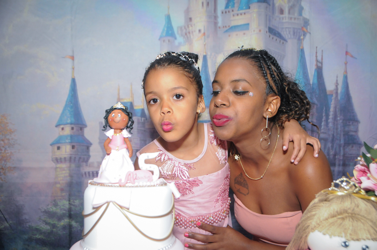 soprando a vela do bolo no Buffet Fabrica da Alegria, Osasco, São Paulo, aniversário de Alanna 5 anos, tema da festa bonecas princesas