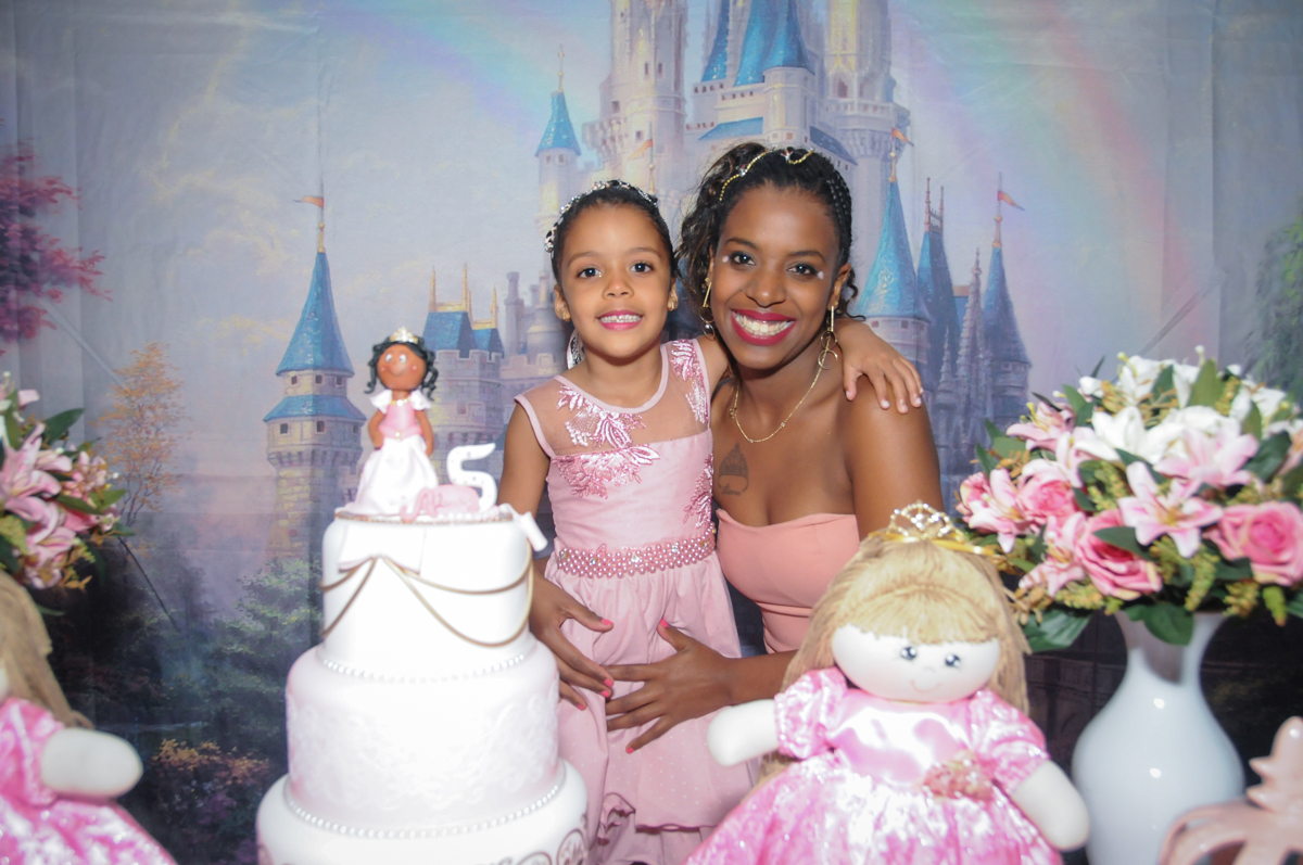 aniversário alegre no Buffet Fabrica da Alegria, Osasco, São Paulo, aniversário de Alanna 5 anos, tema da festa bonecas princesas